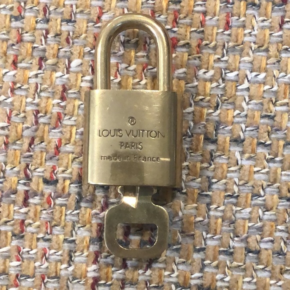 LV Louis Vuitton Lock & Key 303 - Picture 6 of 7